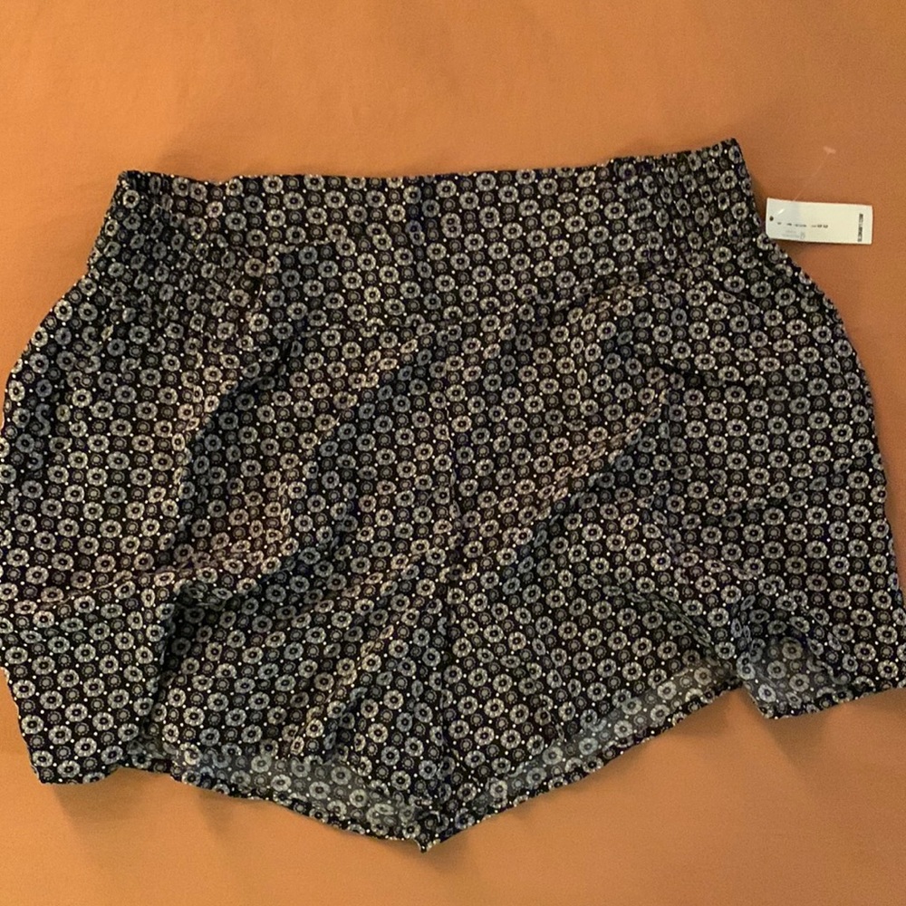 old navy black lightweight shorts size l